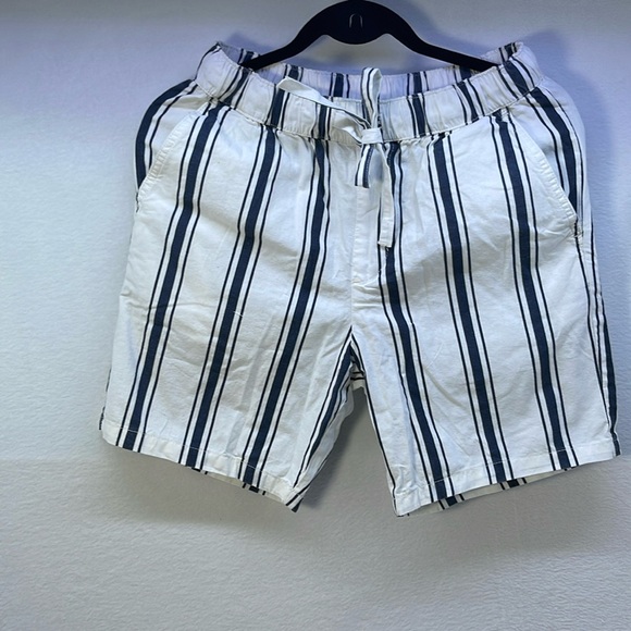ASOS design, white and navy blue shorts - Picture 1 of 4